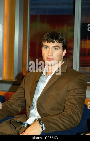 Klitschko, Wladimir, * 25.3.1976, ukrainischer Athlet (Boxer), halbe Länge, Gast im deutschen Telecast 'Johannes B. Kerner', Hamburg, März 2003, Stockfoto