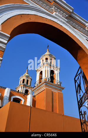 Torbogen und Türme der Kirche Iglesia Nuestra Senora de Los Remedios, erbaut auf den vorspanischen Pyramide von Cholula, Stockfoto