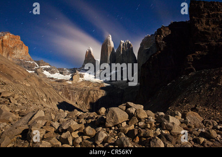 Mondlicht über der Torres del Paine Berg Gruppe, Torres del Paine Nationalpark, Patagonia Region, Chile, Südamerika Stockfoto