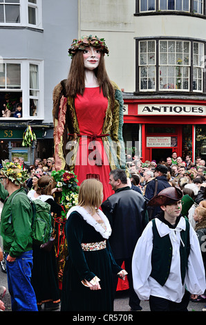 Eine Riesin und Nachtschwärmer warten auf 2012 Hastings Jack in der grünen Prozession zu starten. Stockfoto