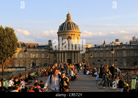 Frankreich, Paris, Pont des Arts und die Kuppel des Institut de France Stockfoto