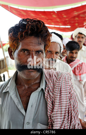 Mann mit einem großen Schnurrbart und Henna-gefärbten Haaren, Porträt, Muzaffaragarh, Punjab, Pakistan, Asien Stockfoto