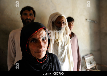 Frau ist der Haushaltsvorstand wie viel älteren Ehemann senil, Moza Sabgogat, Punjab, Pakistan, Asien Stockfoto