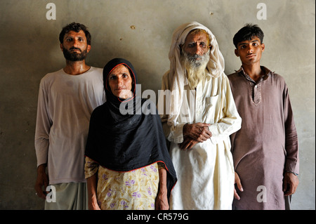 Frau ist der Haushaltsvorstand wie viel älteren Ehemann senil, Moza Sabgogat, Punjab, Pakistan, Asien Stockfoto