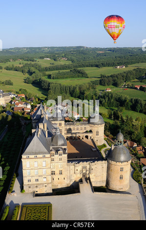 Frankreich, Dordogne, Perigord Noir, Hautefort, das Schloss und einen Ballon (Luftbild) Stockfoto