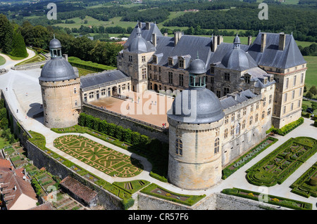 Frankreich, Dordogne, Perigord Noir Hautefort, das Schloss (Luftbild) Stockfoto