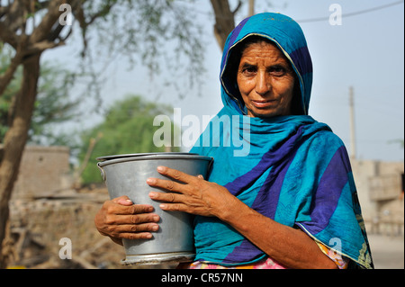 Porträt einer Frau, 40 Jahre, Moza Sabgogat Dorf in der Nähe von Muzaffaragarh, Punjab, Pakistan, Asien Stockfoto