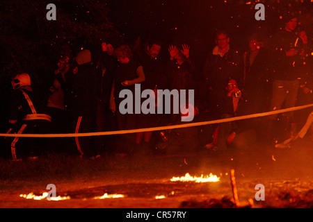 Zuschauer beobachten das Jubiläums-Leuchtfeuer auf Coombe Hügel mit Blick auf Spielsteine in der Nähe von Wendover, Buckinghamshire Stockfoto