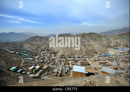 Häuser gebaut auf sandigen Pisten im trockenen Wüstenklima, Slums von Amauta, Lima, Peru, Südamerika Stockfoto