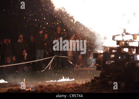 Zuschauer beobachten das Jubiläums-Leuchtfeuer auf Coombe Hügel mit Blick auf Spielsteine in der Nähe von Wendover, Buckinghamshire Stockfoto