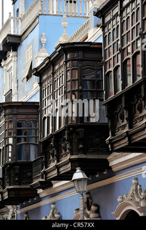 Geschnitzten Balkonen auf kolonialen Gebäude in Lima, UNESCO-Weltkulturerbe, Peru, Südamerika Stockfoto