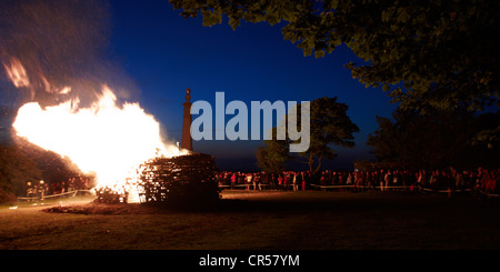 Zuschauer beobachten das Jubiläums-Leuchtfeuer auf Coombe Hügel mit Blick auf Spielsteine in der Nähe von Wendover, Buckinghamshire Stockfoto