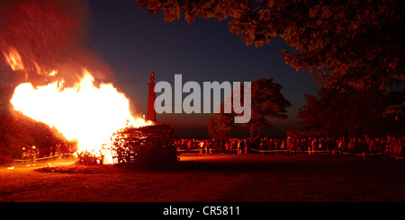 Zuschauer beobachten das Jubiläums-Leuchtfeuer auf Coombe Hügel mit Blick auf Spielsteine in der Nähe von Wendover, Buckinghamshire Stockfoto