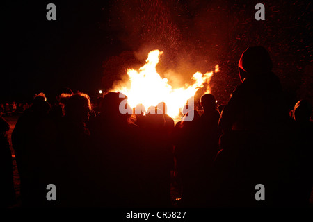 Zuschauer beobachten das Jubiläums-Leuchtfeuer auf Coombe Hügel mit Blick auf Spielsteine in der Nähe von Wendover, Buckinghamshire Stockfoto