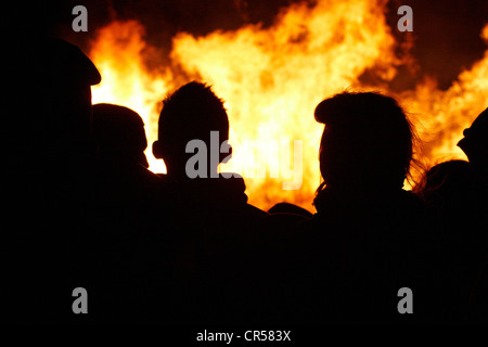 Zuschauer beobachten das Jubiläums-Leuchtfeuer auf Coombe Hügel mit Blick auf Spielsteine in der Nähe von Wendover, Buckinghamshire Stockfoto