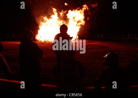 Zuschauer beobachten das Jubiläums-Leuchtfeuer auf Coombe Hügel mit Blick auf Spielsteine in der Nähe von Wendover, Buckinghamshire Stockfoto