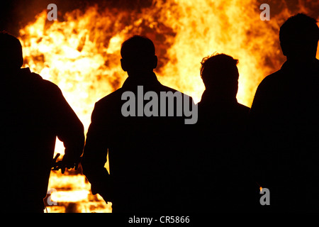 Zuschauer beobachten das Jubiläums-Leuchtfeuer auf Coombe Hügel mit Blick auf Spielsteine in der Nähe von Wendover, Buckinghamshire Stockfoto