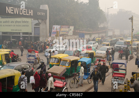 Chaotisch Straßenszene vor New Delhi Railway Station, New Delhi, Indien, Asien Stockfoto