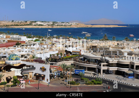 Ägypten, Sinai-Halbinsel, Sharm el Sheikh, Naama Bay Touristenviertel, Naama Center Mall auf der linken Seite Stockfoto