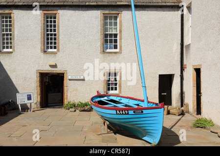 Schiff durch den Haupteingang nach Orkney Museum in Tankerness House, Broad Street, Kirkwall, Orkney Inseln, Schottland, UK, Großbritannien Stockfoto