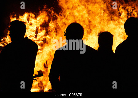 Zuschauer beobachten das Jubiläums-Leuchtfeuer auf Coombe Hügel mit Blick auf Spielsteine in der Nähe von Wendover, Buckinghamshire Stockfoto