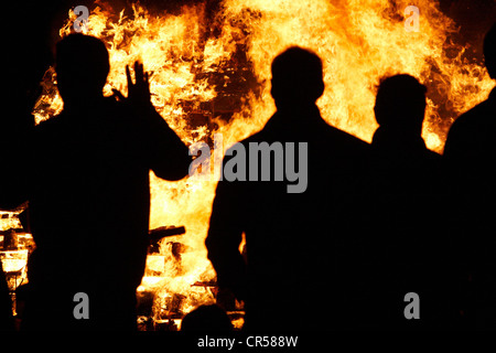 Zuschauer beobachten das Jubiläums-Leuchtfeuer auf Coombe Hügel mit Blick auf Spielsteine in der Nähe von Wendover, Buckinghamshire Stockfoto