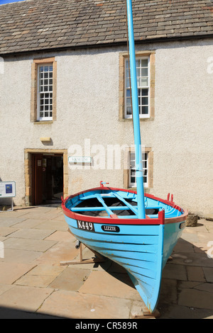 Schiff durch den Haupteingang nach Orkney Museum in Tankerness House, Broad Street, Kirkwall, Orkney Inseln, Schottland, UK, Großbritannien Stockfoto