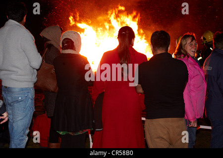 Zuschauer beobachten das Jubiläums-Leuchtfeuer auf Coombe Hügel mit Blick auf Spielsteine in der Nähe von Wendover, Buckinghamshire Stockfoto