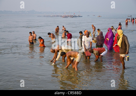 Sangam, Zusammenfluss von den heiligen Flüssen Ganges und Yamuna Saraswati, in Allahabad, besetzt mit Pilgern, Indien, Asien Stockfoto