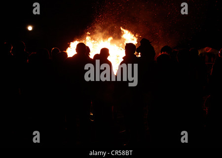 Zuschauer beobachten das Jubiläums-Leuchtfeuer auf Coombe Hügel mit Blick auf Spielsteine in der Nähe von Wendover, Buckinghamshire Stockfoto