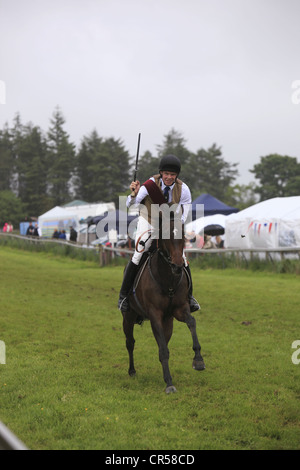 Das Kornett reitet ein Rennen auf der Rennbahn Moor in Hawick Common-Reiten in der Grenzstadt, Schottland Stockfoto