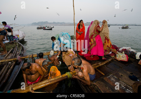 Pilger nehmen ihre heiligen eintauchen in das Wasser am Sangam, dem Zusammenfluss von den heiligen Flüssen Ganges und Yamuna Saraswati, in Stockfoto