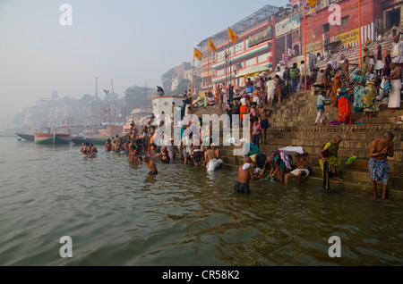 Pilger an den Ghats von Varanasi in den geschäftigen Morgenstunden, Uttar Pradesh, Indien, Asien Stockfoto