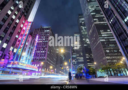 Ave des Amerikas in der Nähe von Radio City Music Hall in New York, New York, USA. Stockfoto