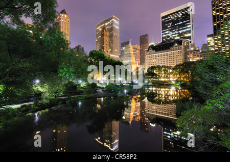 Central Park South Skyline aus dem Teich in New York, New York, USA. Stockfoto