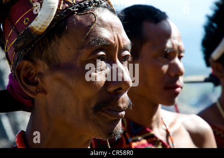 Krieger des Stammes Konyak warten auszuführenden Ritualtänze Hornbill Festival, Kohima, Nagaland, Indien, Asien Stockfoto