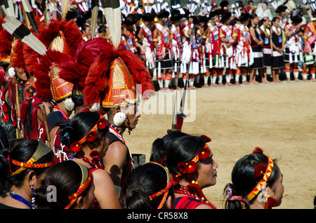 Krieger aus verschiedenen Stämmen warten auszuführenden Ritualtänze Hornbill Festival, Kohima, Nagaland, Indien, Asien Stockfoto
