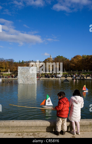 Frankreich, Paris, Kinder in das Becken des Jardin du Luxembourg Stockfoto