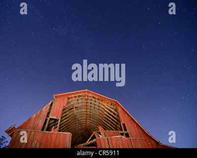 Alte rote Scheune mit Nacht Himmel Overhead. Stockfoto