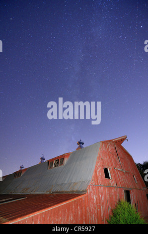 Alte rote Scheune mit Nacht Himmel Overhead. Stockfoto