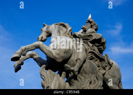 Frankreich, Paris, Equestrian Statue von Louis XIV in der Cour Napoleon des Louvre-Museums Stockfoto