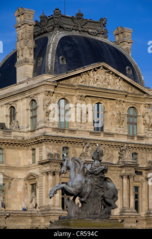 Frankreich, Paris, Equestrian Statue von Louis XIV in der Cour Napoléon das Louvre Museum und Richelieu Pavillon Stockfoto