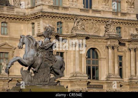 Frankreich, Paris, Equestrian Statue von Louis XIV in der Cour Napoléon das Louvre-Museum und die Fassade der Richelieu-Flügel Stockfoto