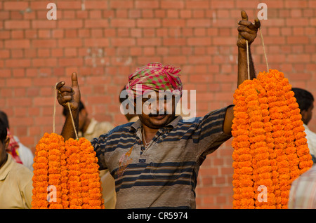 Blumengirlanden für den Verkauf auf dem Blumenmarkt von Kolkata, Westbengalen, Indien, Asien Stockfoto