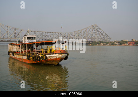 Fähre zwischen Kolkata und Howrah vor 705 m langen Howrah Bridge, Kolkata, Westbengalen, Indien, Asien Stockfoto