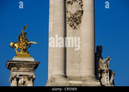 Frankreich, Paris, Pont Alexandre III, Pylon geholfen durch die Allegorie der La Renomee de l ' Agriculture (Fame der Landwirtschaft) von Stockfoto