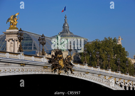 Frankreich, Paris, Seine Ufer UNESCO-Welterbe, der Pont Alexandre III mit der Kuppel des Grand Palais in der Stockfoto