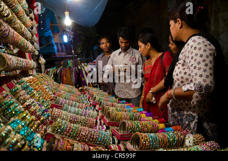 Armreifen zum Verkauf an Straßenmarkt, Kolkata, Westbengalen, Indien, Asien Stockfoto