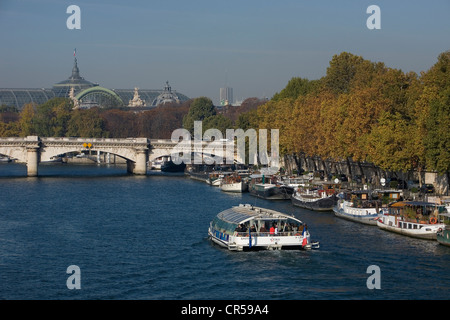 Frankreich, Paris, Seine Ufer UNESCO-Welterbe, Boot Taxi unter dem Pont De La Concorde mit dem Grand Palais in der Stockfoto