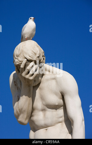 Grand Bassin Rond Grand Carre, Möwe auf der Statue von Kain von Henri Vidal besiedelt, Jardin des Tuileries, Paris, Frankreich Stockfoto